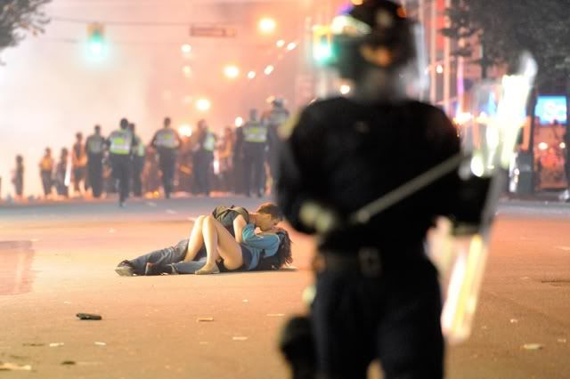 vancouver-riot-kiss.jpg